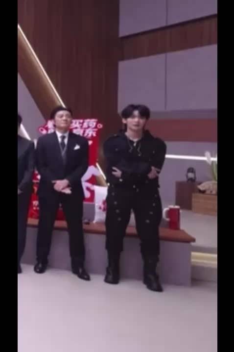 王赫野听艾热唱齐天当场返祖，真实反应笑翻全场