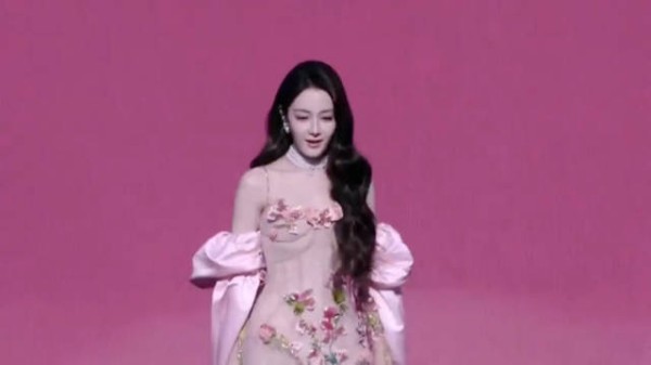 迪丽热巴粉丝见面会花仙子造型登场！
