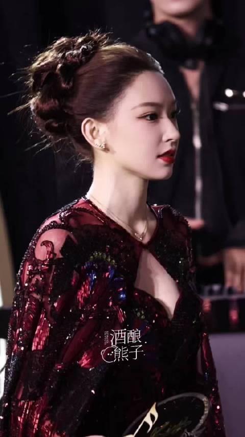 完全气场全开了,程潇好完美的一颗头,微博音乐盛典红毯我拍的星现场