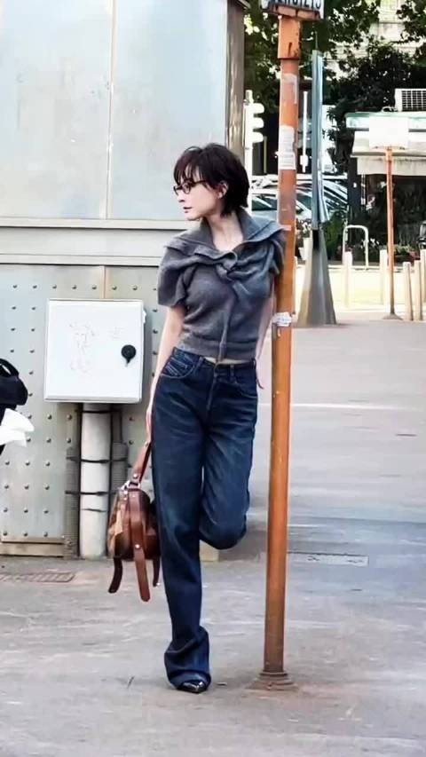 吴昕米兰街头湿短发造型，英气酷飒状态出彩