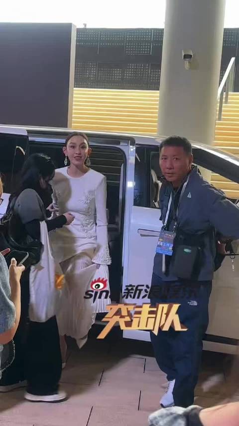 范玮琪亮相微博音乐盛典,白裙造型状态不错