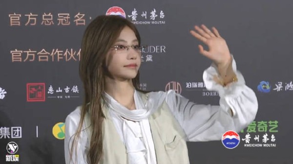 袁一琦白西装无框眼镜亮相微博音乐盛典红毯,又美又帅