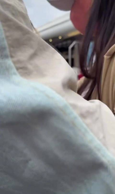 Angelababy落地米兰即给粉丝签名