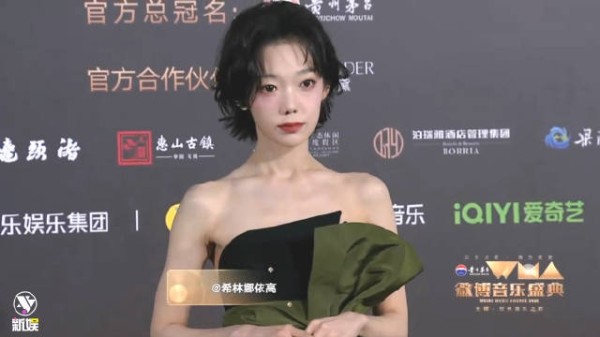 希林娜依高红毯秀长腿,新歌第三首即将发行