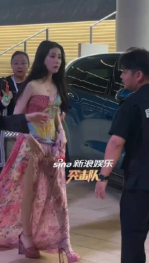张碧晨今日亮相微博音乐盛典,一身碎花长裙,完全花仙子降临,太美了