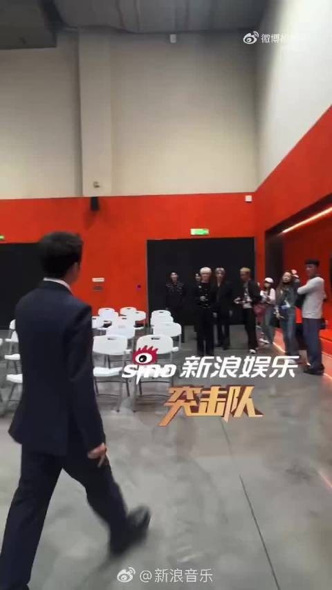 张远后台与十个勤天热聊，红毯贵气演绎月光闪