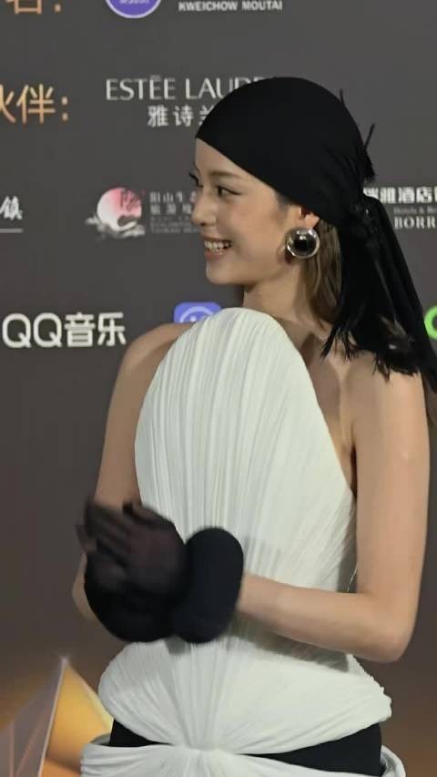 欧阳娜娜亮相WMA红毯，穿搭超前显亚文化鬼马风
