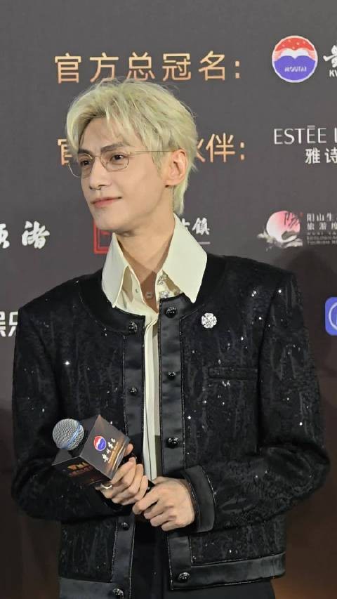 罗云熙银发金丝眼镜贵公子感，<a target=