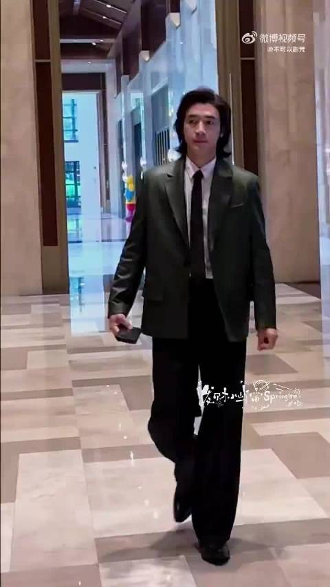 此沙皮衣西装造型,豪门少爷感十足