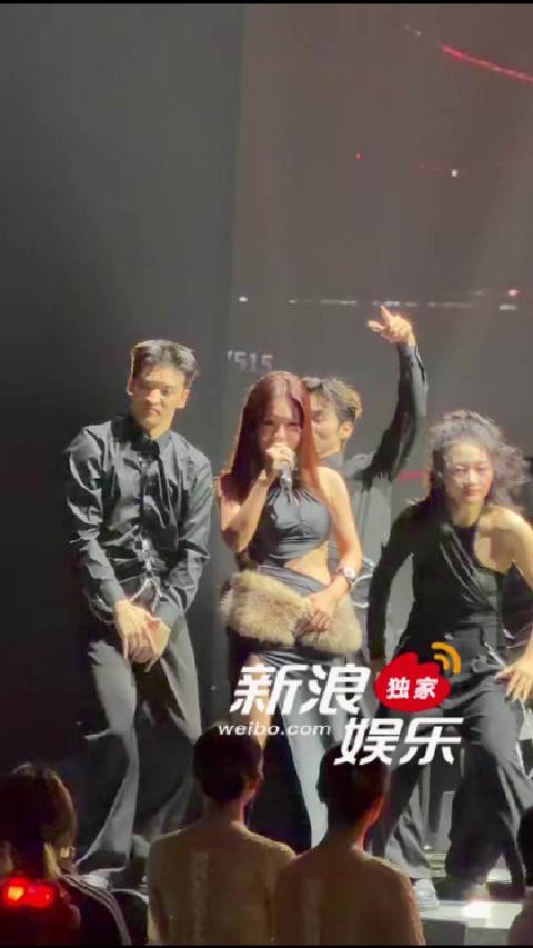 万妮达今日音乐盛典solo舞台，火力全开声压炸场
