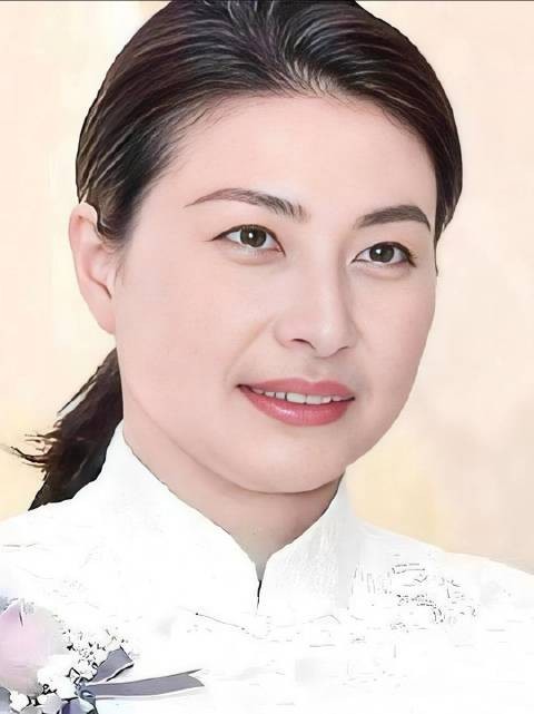 郭晶晶有过三段感情:第一段:河北保定人王克楠