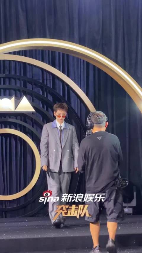 新浪娱乐突击队@汪苏泷 红毯的bgm是《一万次热爱》 泷泷气场全开了