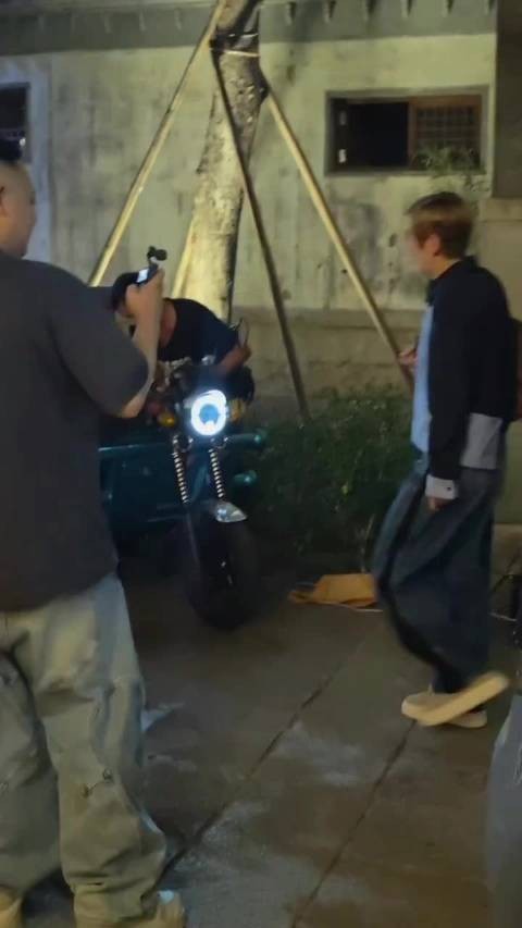 吴君如王星越探班邓为,花少团私下关系好