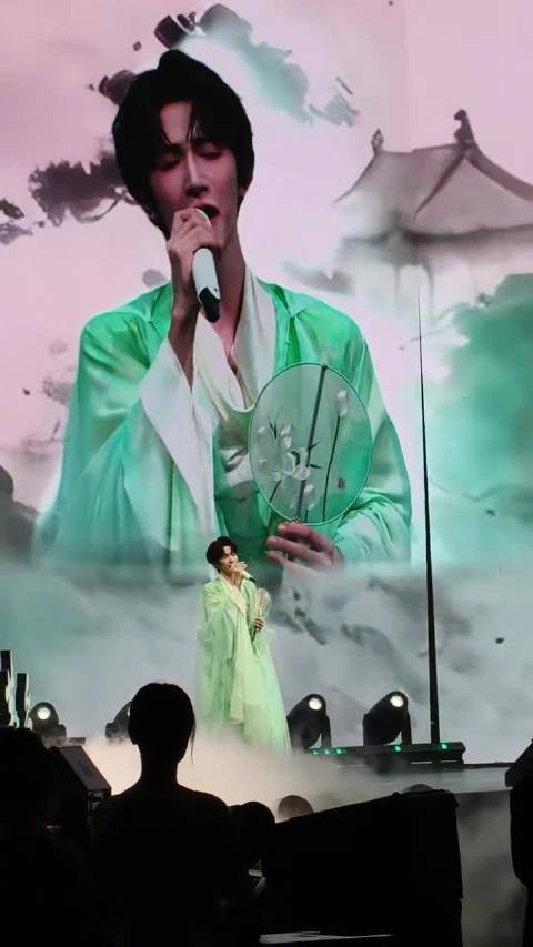 刘宇无锡盛典穿青绿纱衣,化身男版白素贞