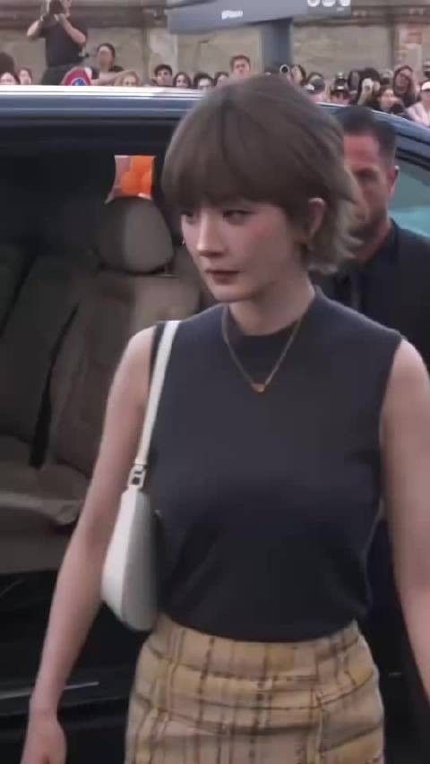 杨幂短发明显显老了，嘴撇着更显老