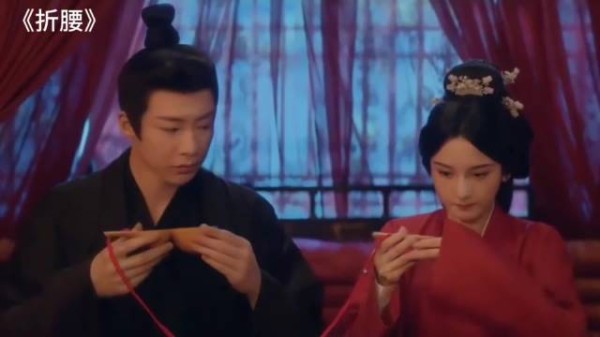 折腰:侯爷小乔成婚一年后,才给她补上洞房夜,第一次都紧张坏