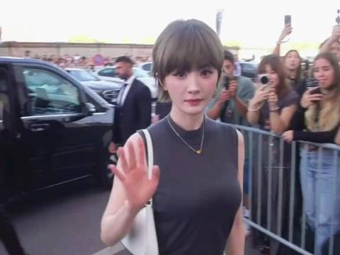 杨幂PRADA米兰入场,场外粉丝高声应援