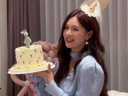 歌手兼女主持生日快乐！姐姐美得令人心颤