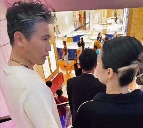 李乃文带妻子在法国购物，夫妻俩一共五个孩子，难怪劝刘宇宁王勉早婚早育