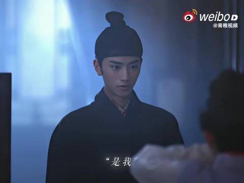 王泓鑫白衣持笛温柔造型，与侍卫英气形象反差强烈
