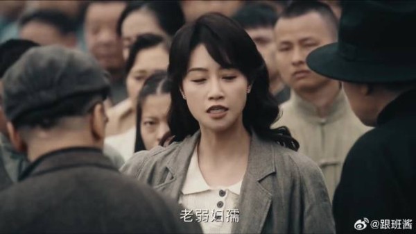 柔弱女子当众撕毁逃生证，一句质问令全场汉奸无地自容