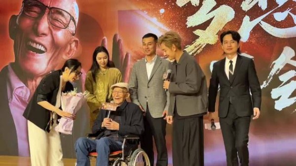 游本昌回应住养老院传言,称临时借住二十多天