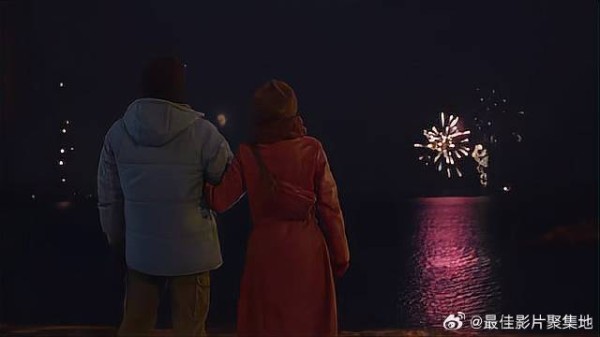 男孩跟女孩约会,下秒烟花放起,气氛瞬间烘托暖了!
