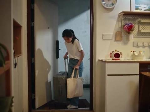 父母离异后住进小姨家,发现寄宿亲戚并不心酸