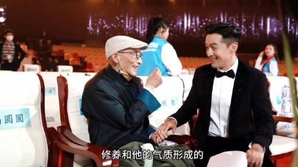 胡歌称游本昌帮年轻人，回忆师徒合作眼神瞬间