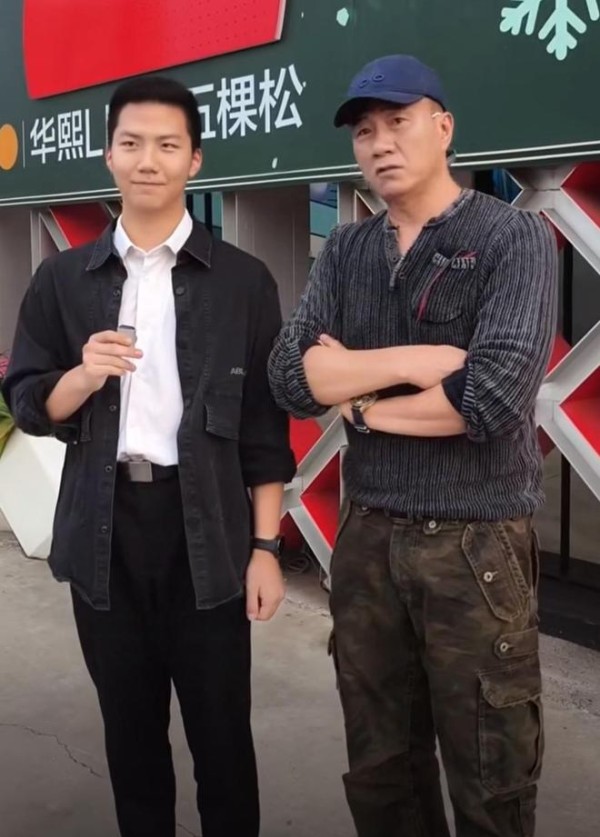 胡军一家四口现身音乐会,儿子女儿身高抢镜,17岁康康比爸爸气质成熟