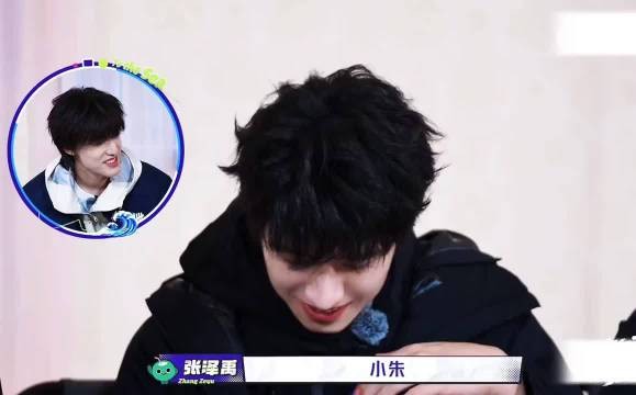 朱志鑫少年与成熟气质交织，比赛招手从容帅气
