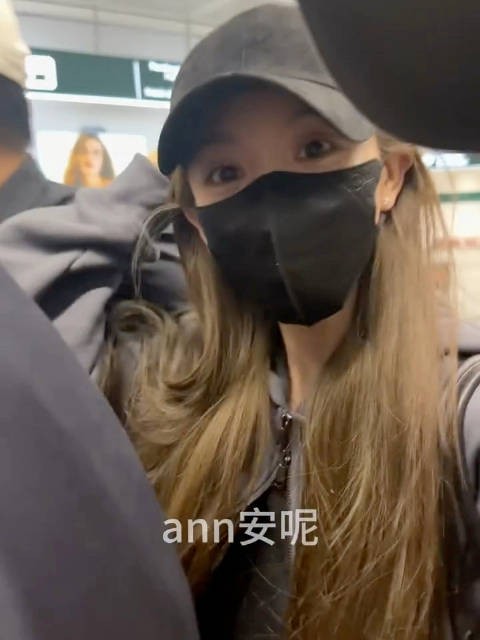 飞了这么久看到粉丝还是眼睛亮晶晶的