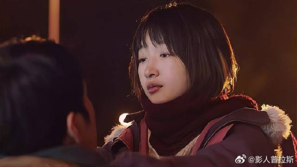 美女为替小伙省钱，宁等公交也不打车，小伙做法暖了