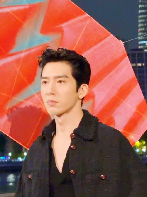 在香奈儿触碰展上遇到了Luke！@井柏然 高清直拍颜值抗打