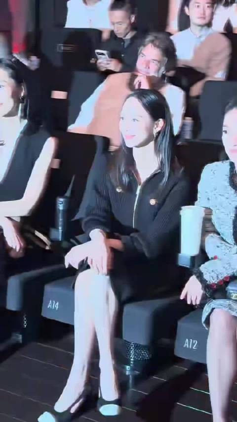 井柏然刘雯同框看秀 ​（橘子娱乐）