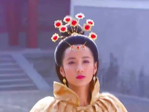 妃子为了保住肚子里的孩子，不得不装疯卖傻
