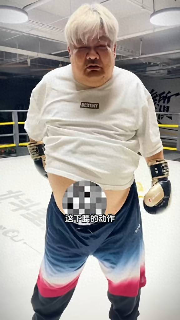 担心！62岁香港知名男星撑拐杖红馆捧场，场内大合唱中气十足