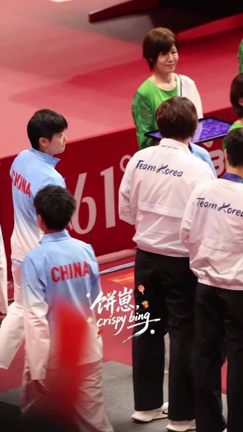 女团领奖仪式,来和我们小咪宝宝握个手吧~(cr.水印)
