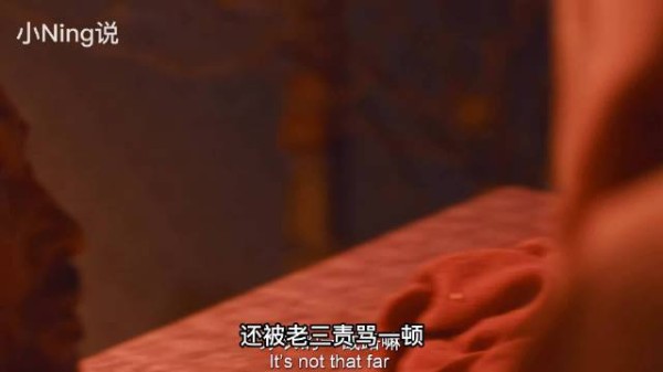 寒夜村口一束光,她用手电筒和焐热水等他