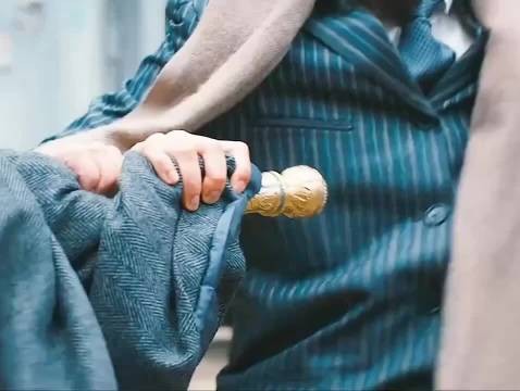 教头与老头擦肩而过，钢针贯穿腹部