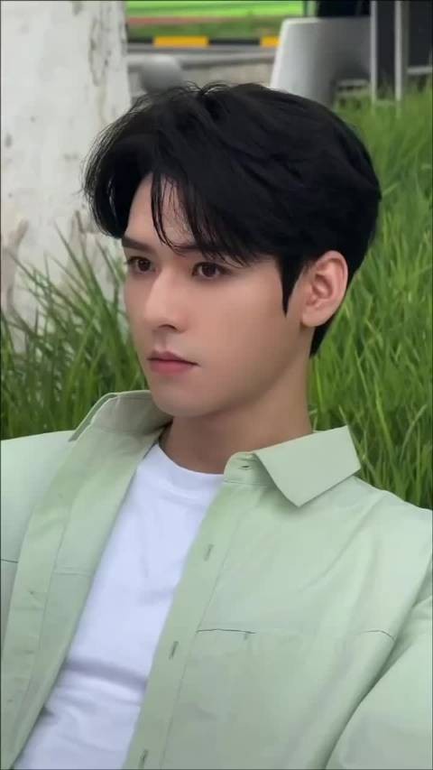 龚俊芭莎之夜红毯封面C位亮相，中秋佳节引期待