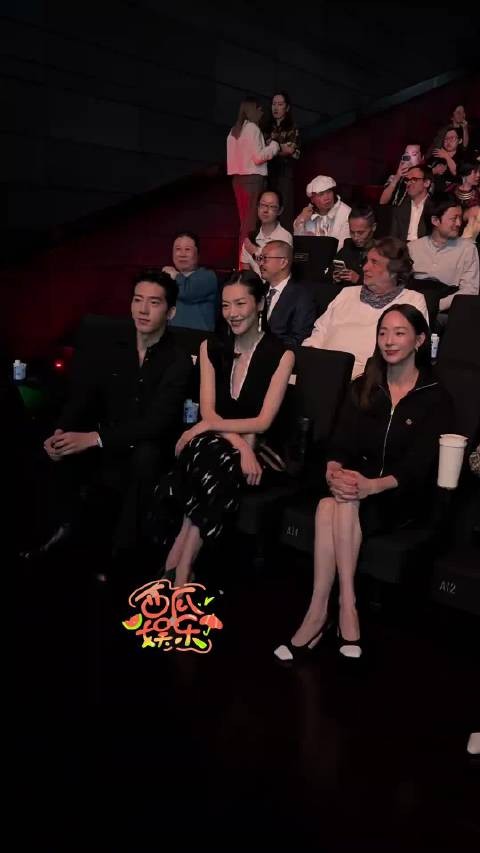 表姐刘雯和luke井柏然同框现身香奈儿活动,遇见真情侣我们要说什么呀