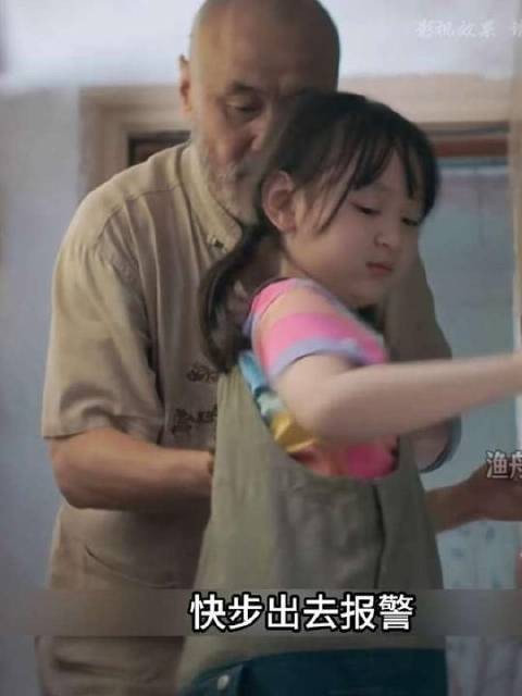 恶徒将小女孩塞进皮箱拖走,老大爷追踪解救