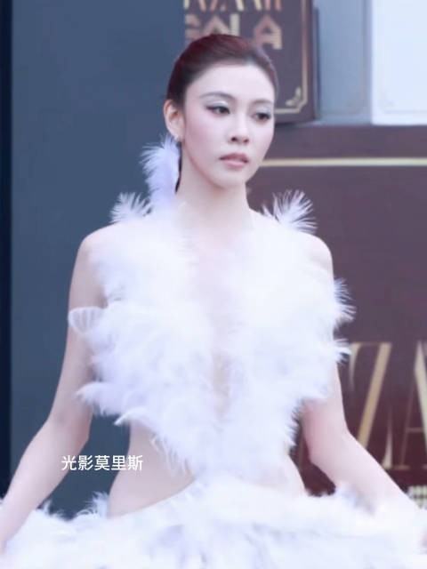 宋妍霏不打安全牌，芭莎造型绝了，身材太好了
