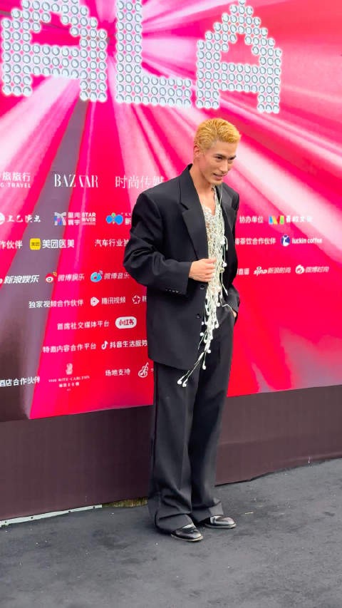 米卡亮相芭莎红毯，耳机流苏上衣露腰造型出圈