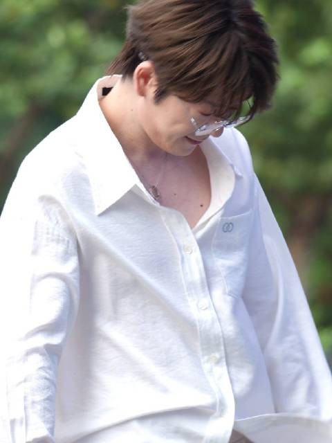 王栎鑫江苏卫视打歌遇风，衣服被掀露小腹肌