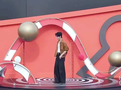 陈鑫海红毯被气球扇嘴巴子，比飞吻先来的是气球皮