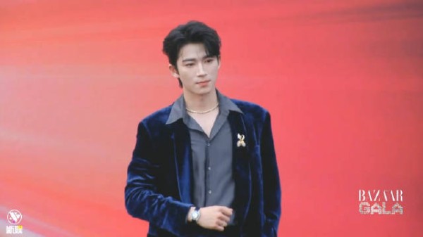 王星越蓝丝绒西装亮相芭莎之夜，称此刻浪漫