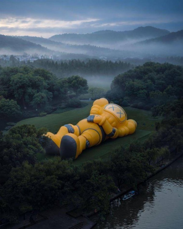 当西湖的烟雨，遇上未来感的机甲，去柳浪闻莺看KAWS“躺平”