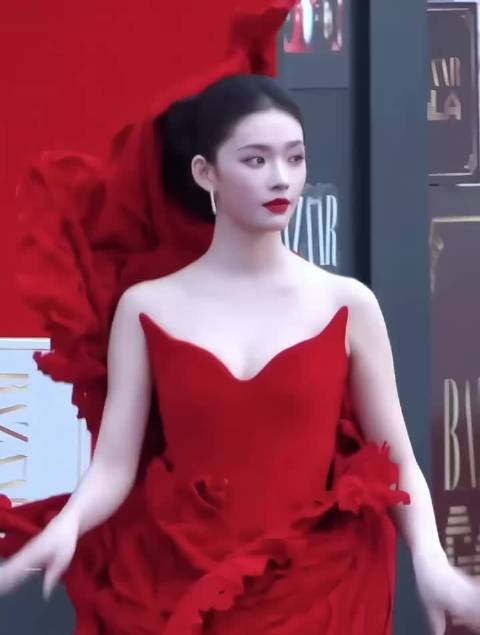 林允杀死比赛来了!明艳美人,林允一袭红裙太美啦